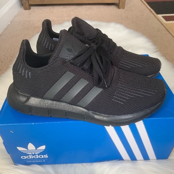 Adidas Swift Run Shoes Youth Size 5 New NWT Adidas Swift Run Shoes Youth Size 5 New NWT